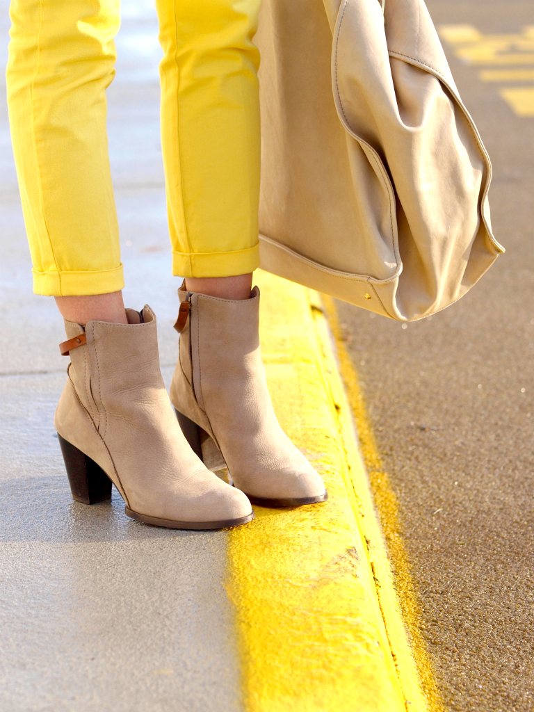 street style, yellow oants, grey coat, bittersweet colours