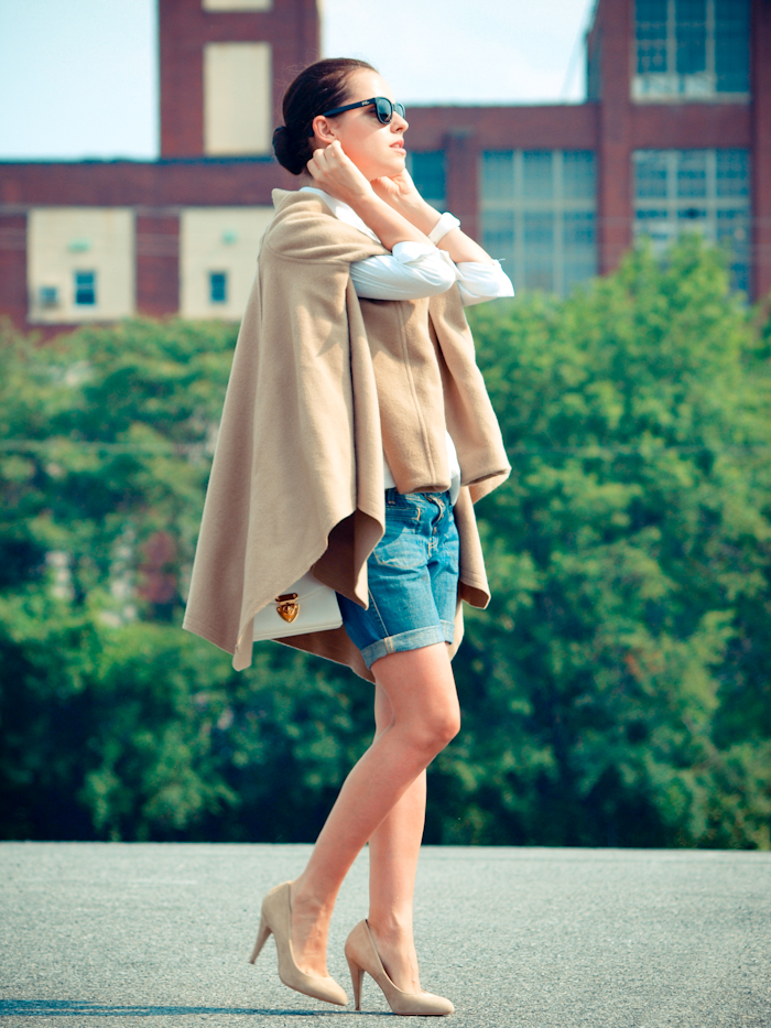 bittersweet colours, street style, colors, fashion trends, nude pumps, camel cape, bermuda jeans, 
