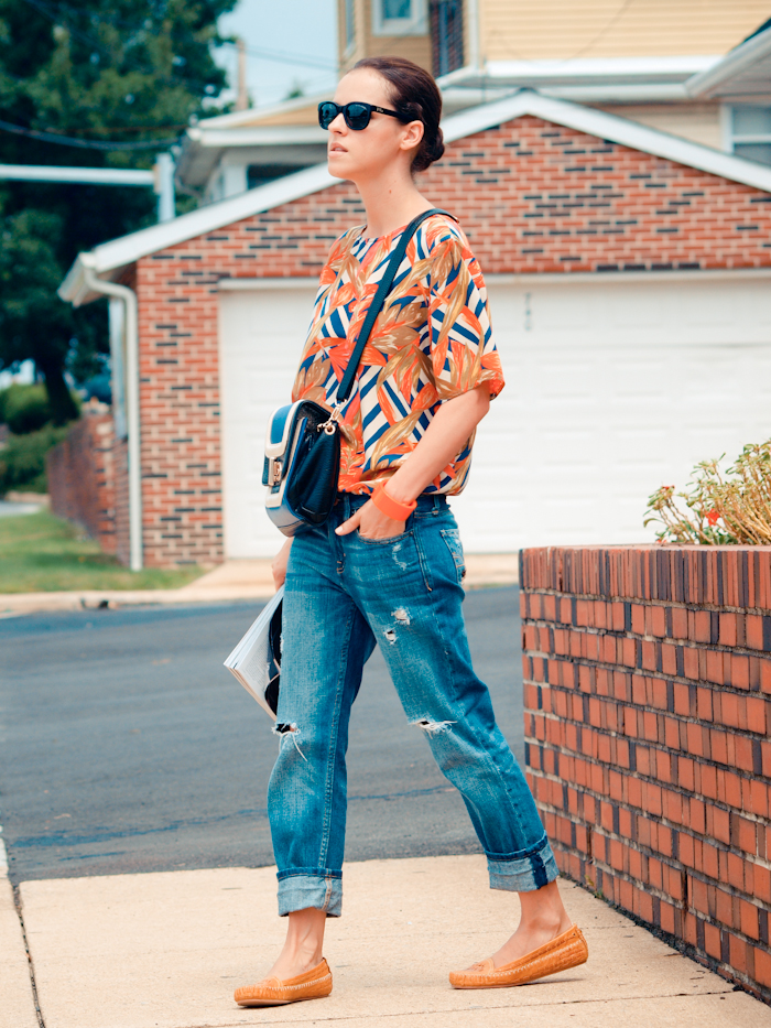 bittersweet colours, street style, boyfriend jeans, vintage top, prints, casual look, 