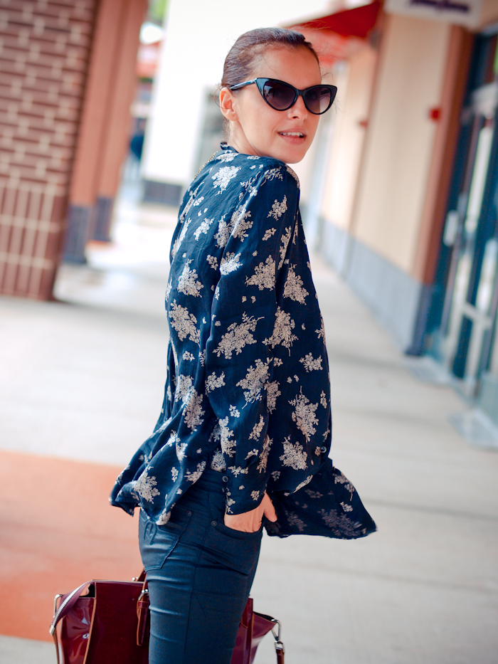 bittersweet colours, street style, floral print, burgundy color, eye cat sunglasses, 