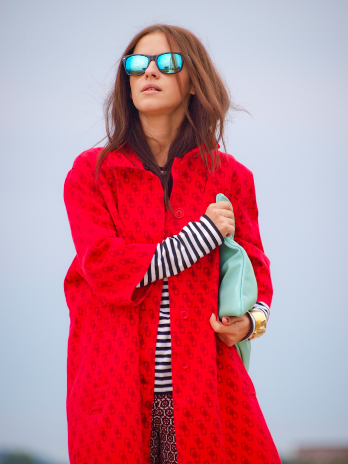 bittersweet colours, street style, red coats, prints, american apparel clutch, stripes, mirrored sunglasses,