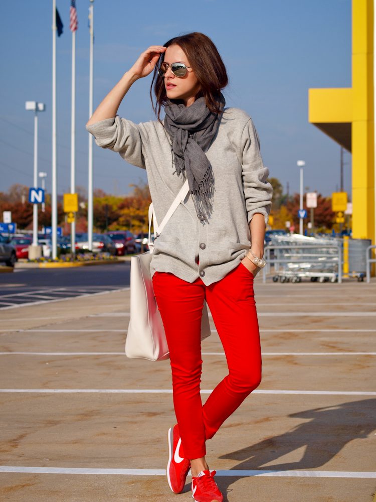 bittersweet colours, fall street style, street style, fall trends, colours , red pants, sweater weather, nike sneakers, casual look, sneakers trend, 