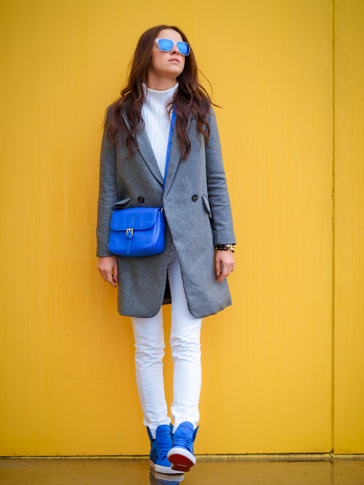 bittersweet colours, fall street style, white jeans, sneakers trend, grey coat, fall/ winter trends