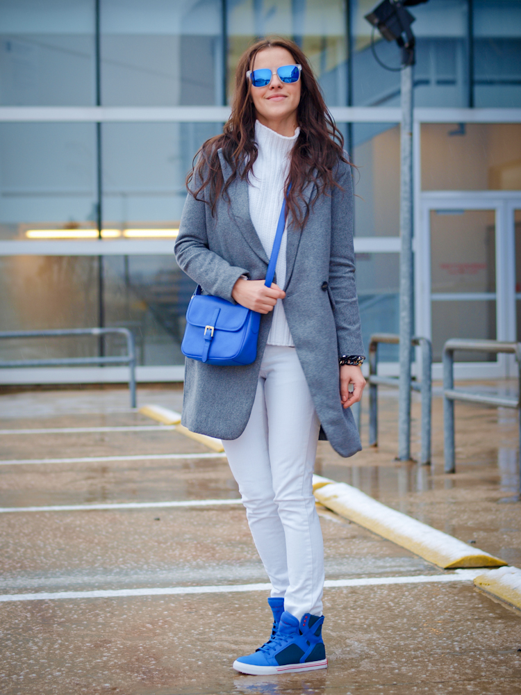bittersweet colours, fall street style, white jeans, sneakers trend, grey coat, fall/ winter trends