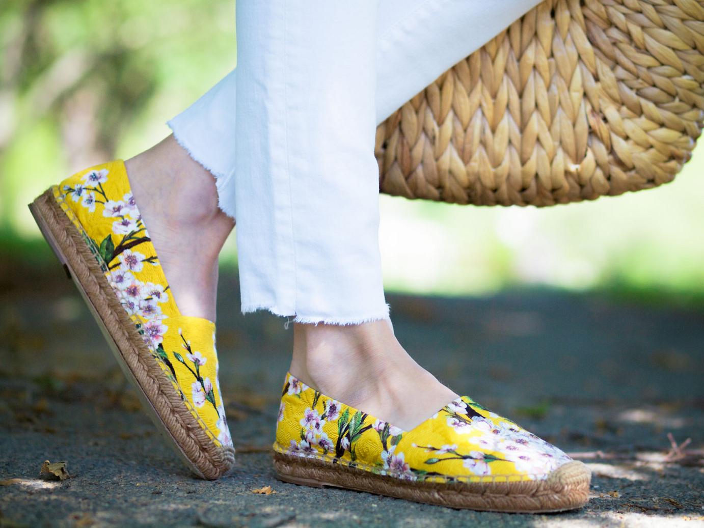 bittersweet colours, dolce & gabbana espadrilles, floral espadrilles, summer shoes, white on white, straw bag, mirrored sunglasses, silvano apparel sunglasses, summer, street style