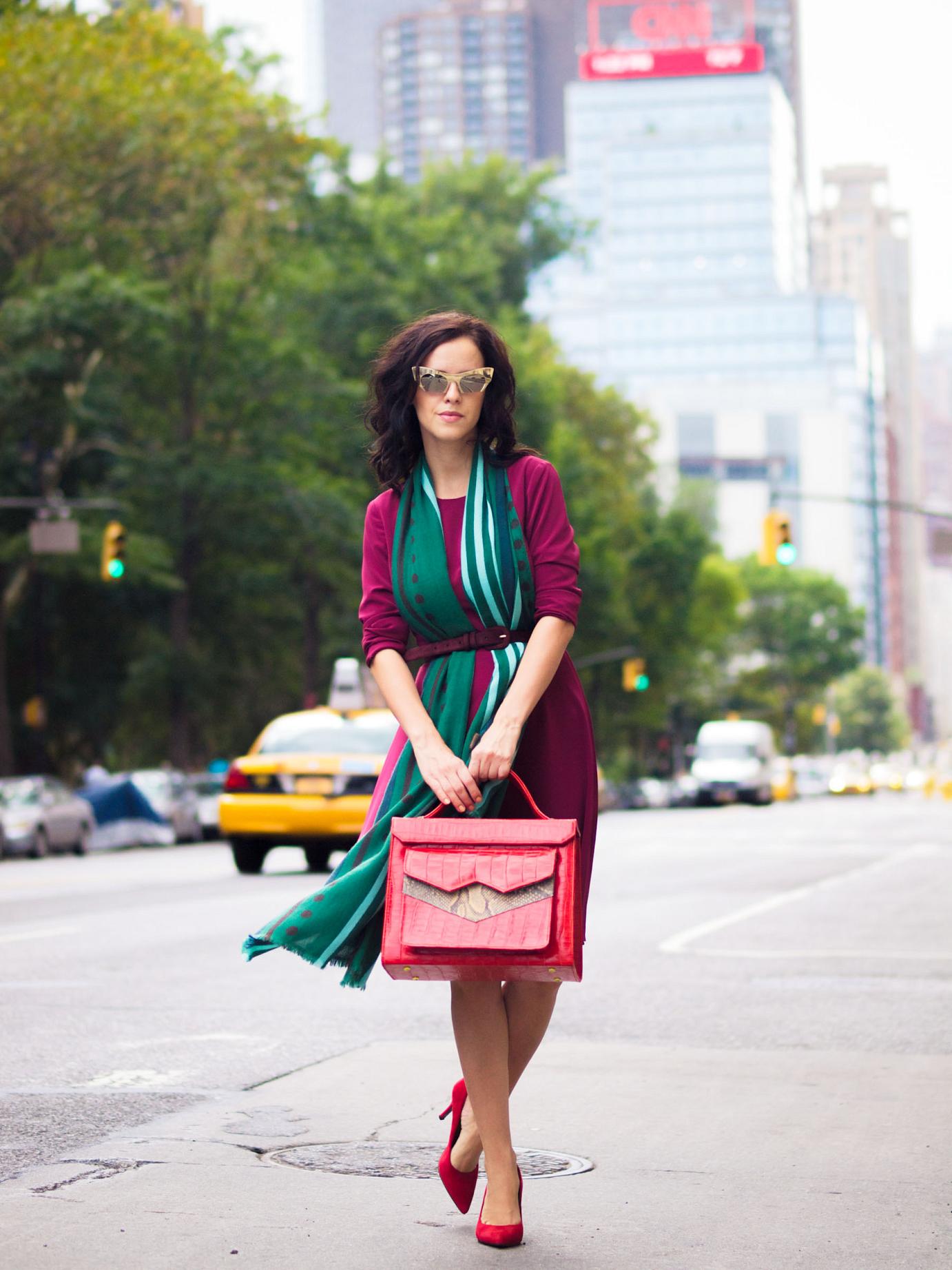 bittersweet colours, nyfw, nyfw F/W 2014, nyfw september 2014, nyfw street style, New York, burgundy color, fall colors, miu miu sunglasses, eye cat sunglasses, cashmere scarf, green scarf, red pumps, nine west shoes, zashadu bag, red bag, street style, fall trends, 
