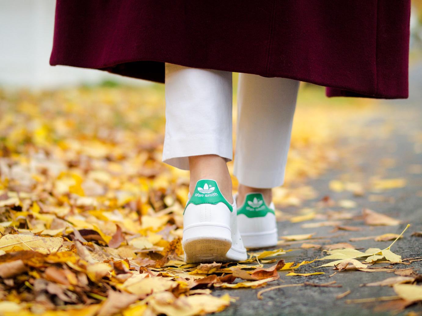 bittersweet colours, fall colors, fall coats, fall trends, burgundy coat, burgundy trend, street style, maternity style, 18 weeks, white on white trend, Tommy Hilfiger, adidas, stan smith adidas, white sneakers, sneakers trend, red lips
