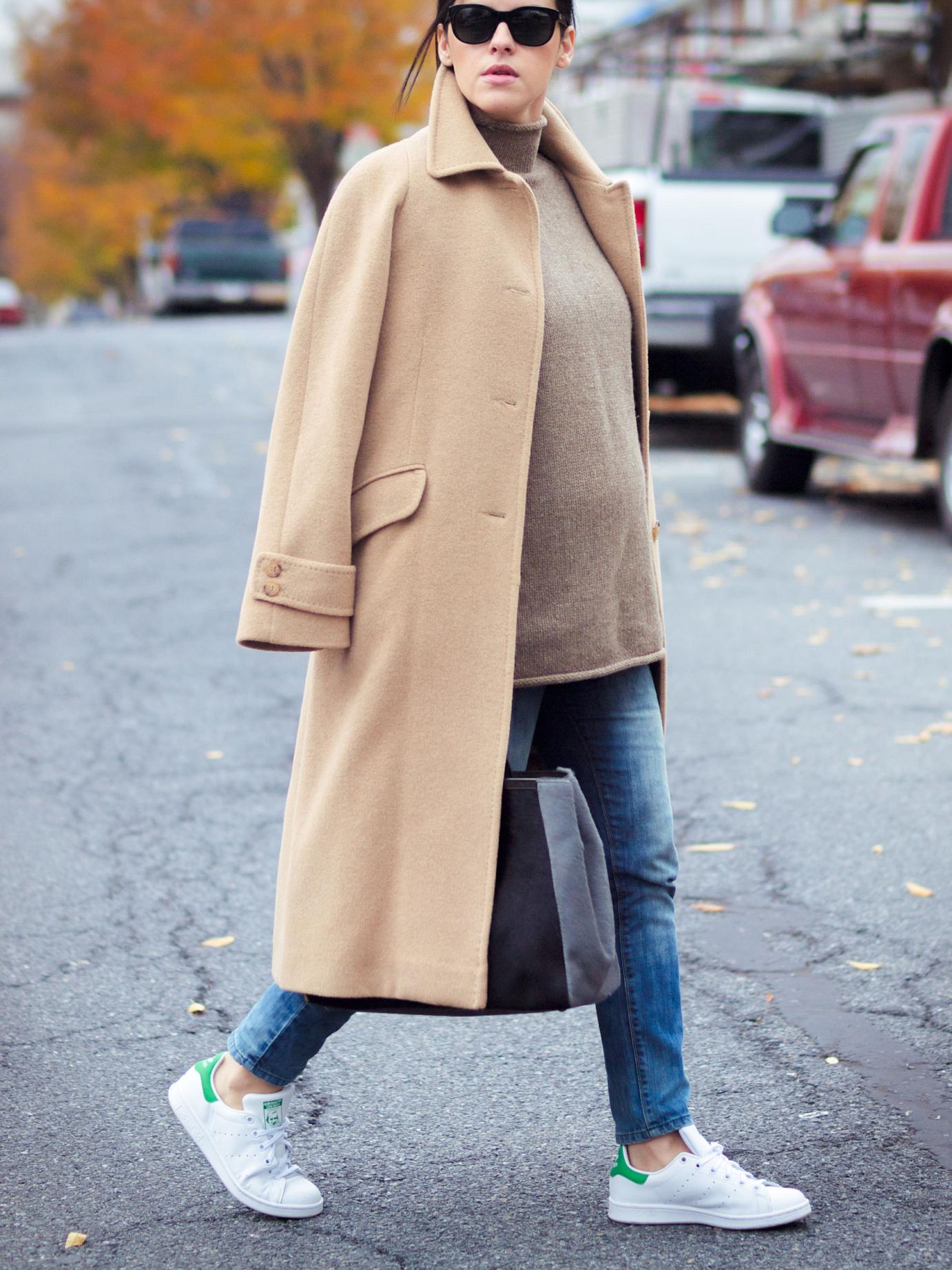 bittersweet colours, fall, fall coats, fall street style, street style, maternity style, 23 weeks, bump style, camel coat, turtleneck, stan smith adidas, sneakers trend, 2jours bicolor fendi bag, fendi bag, casual loook, 