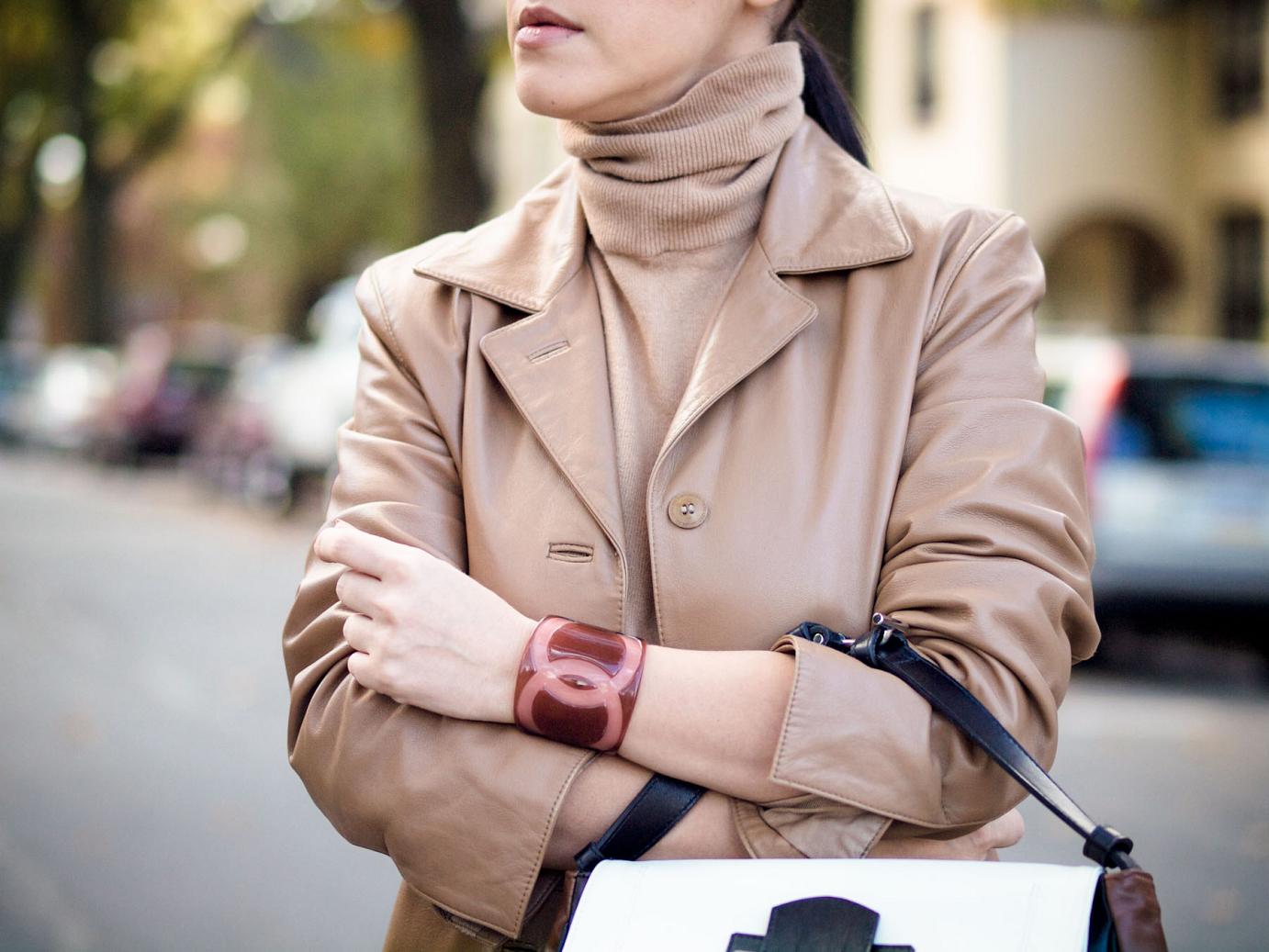 bittersweet colours, fall coats, fall street style, fall, leather trench coat, camel trend, boyfriend jeans, topshop shoes, turtleneck, Yves Saint Lauren sunglasses, chanel bracelet, maternity style, bumb style, 20 weeks, 